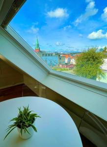 斯塔万格Central Economic Stavanger Brødregata的窗前的白色桌子和植物
