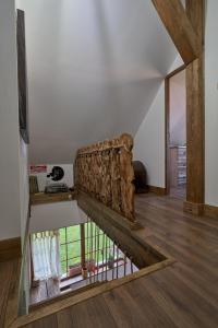 瑟切莱Walnut Tree Cottage的客厅铺有木地板,配有沙发。