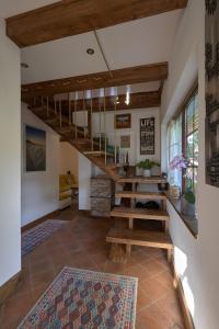 瑟切莱Walnut Tree Cottage的客厅设有楼梯和桌子