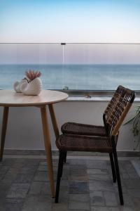 依拉佩特拉Porto Lygia Apartment的一张桌子和一把椅子,享有海景