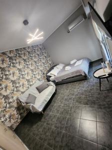 阿纳维索斯Small luxury apartment的一间设有两张床和一张桌子的房间