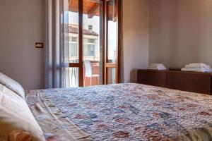 奥里斯塔诺Casa Lilla 1 e 2的一间卧室设有一张大床和一个窗户。