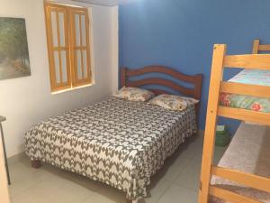 萨尔瓦多Hostel Morro de Sao Paulo的小卧室设有一张床和梯子