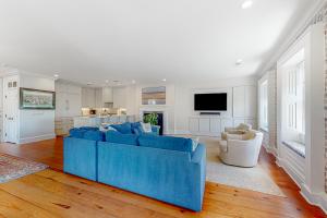 查尔斯顿Rainbow Row Pied-A-Terre的一间带蓝色沙发的客厅和一间厨房