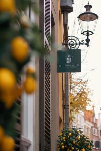 迪温特The Lemon Suites的挂在建筑物一侧的街道标志