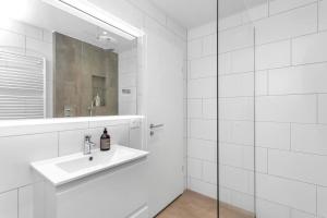 莫斯费德斯拜尔Venture Vacation-Family Friendly Retreat-HOT TUB的白色的浴室设有水槽和镜子
