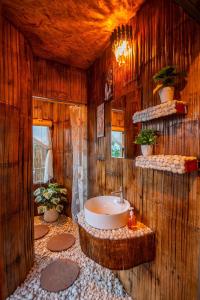 Mon Jamเดอะเนเจอร์ ม่อนแจ่ม The nature camping monjam的一间带水槽和木墙的浴室