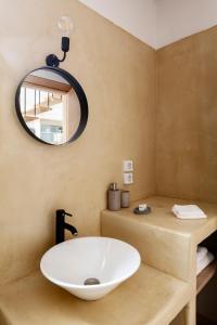 RachesMonopati Eco Villas的浴室设有白色水槽和镜子