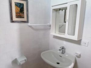 托里德欧索Torre Bella的白色的浴室设有水槽和镜子