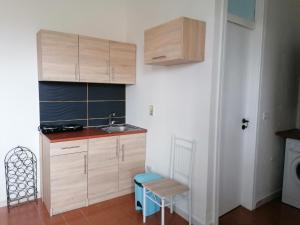 托里德欧索Torre Bella的一个带木制橱柜和水槽的小厨房