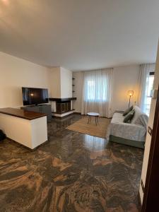 巴韦诺Casa Parisi Lago Maggiore的带沙发和电视的大型客厅