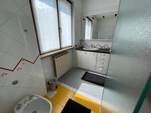 巴韦诺Casa Parisi Lago Maggiore的一间带水槽和镜子的小浴室