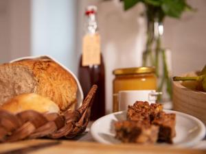 LaupersdorfHotel Baders Krone的一张桌子,上面有一盘面包和一篮子的食物