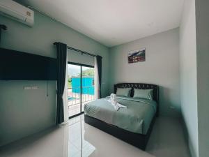 武里南Tuscany Hotel Buriram的一间卧室设有一张床和一个大窗户