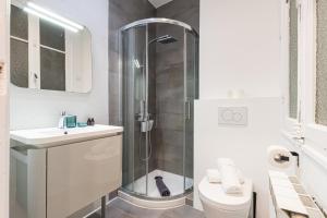 尼斯FEEL HOME - FOCH 28的带淋浴、卫生间和盥洗盆的浴室