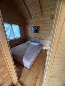GolubovciBoljesestre Lake retreat的小木屋内的卧室,配有一张床