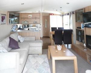 浦耳Sea Breeze Cabin的客厅配有沙发和桌子