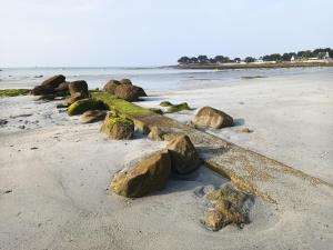 洛克蒂迪La Ferme de Penanguer的沙滩上的岩石群