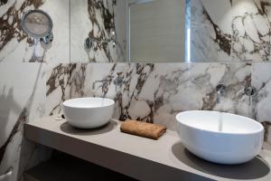 巴韦诺卡尔&都居住酒店的浴室的柜台上有两个白色碗