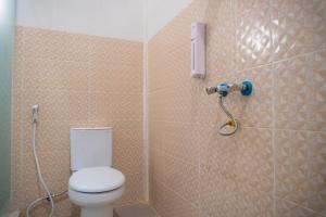班达楠榜Jo&Jo Hostel的一间带卫生间和淋浴的浴室