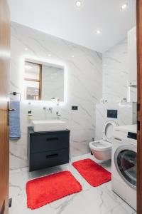 斯拉沃尼亚布罗德Apartman STRONG的白色的浴室设有水槽和卫生间。