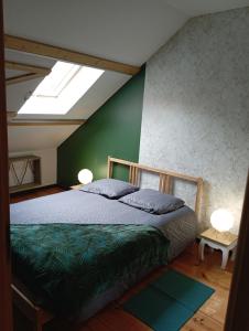 GuempsL'essentiel的一间卧室配有一张床和天窗