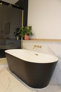 达尔基斯Glenarch House的浴室内设有黑白浴缸。