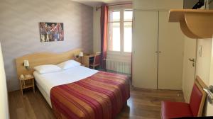 圣让皮耶德波尔拉蒙楚酒店的酒店客房设有床和窗户。