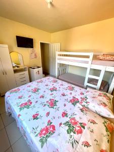 马塞约Pousada Sabrinna的一间卧室配有一张带花卉床罩的床