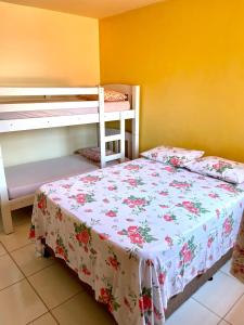 马塞约Pousada Sabrinna的一间卧室配有两张双层床。