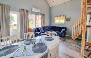 阿灵索斯Lovely Home In Alingss With Wifi的客厅配有蓝色的沙发和桌子