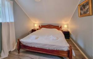 阿灵索斯Lovely Home In Alingss With Wifi的一间卧室配有一张床,上面有两条毛巾