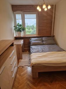 罗兹APARTAMENT zielona Retkinia - blisko ZOO, Atlas Arena, Mandoria, S14, Lotnisko的一间小卧室,配有床和窗户