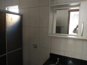圣若泽杜斯皮尼艾斯Residencial Vitor Studio 5的一间带镜子和水槽的浴室
