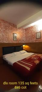 蒙纳Greenview holiday inn的一间卧室设有一张床和红色的墙壁