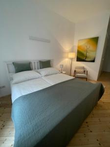 格拉茨Apartment Zum Dom的卧室配有一张大床,墙上挂有绘画作品