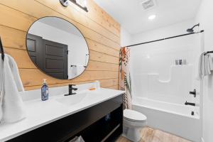 霍利斯特Windswept Cove home的一间带水槽和镜子的浴室