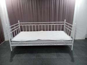 班达亚齐Banda Aceh Batoh Homestay - private - fits up to 10 persons的配有窗帘的客房内的一张白色床