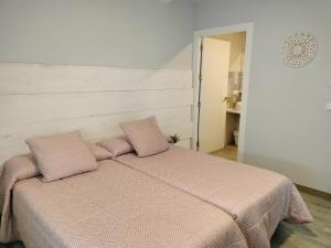 ValdesalorPosada de la plata的一间卧室配有一张带两个粉红色枕头的床