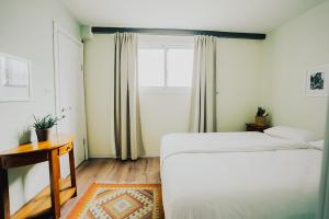 米茨佩·拉蒙ibex unique Desert Inn的一间卧室设有两张床和窗户。
