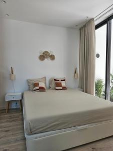 法鲁The Singular - Downtown Studio的白色的卧室设有一张大床和一个窗户