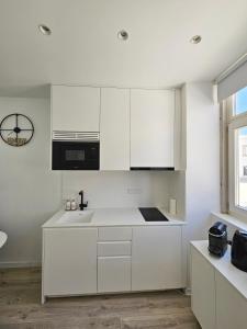 法鲁The Singular - Downtown Studio的厨房配有白色橱柜和水槽