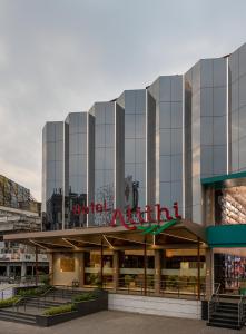 奥兰加巴德Hotel Atithi, Aurangabad的一座有标志的建筑,上面写着酒店Akhtar的标志