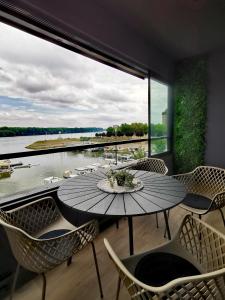 武科瓦尔Goreta032 Luxury Apartment 2的阳台配有桌椅,享有水景