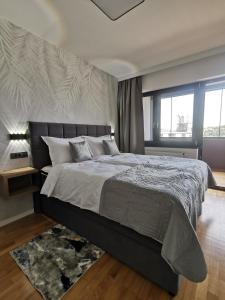武科瓦尔Goreta032 Luxury Apartment 2的一间卧室设有一张大床和一个大窗户
