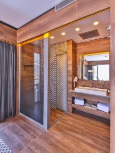 卡斯Casa Bi Otel的带淋浴、盥洗盆和镜子的浴室