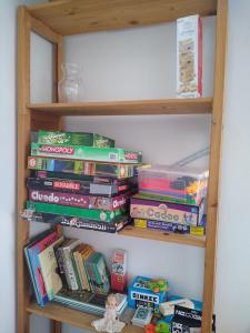 比伦德Family Friendly Apartment, Garden, 900m LegoHouse, Lalandia, Legoland的书架上堆满了书