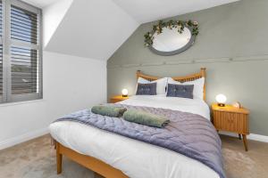比加Beeswing, a Victorian Gem in Biggar的一间卧室配有一张大床和镜子