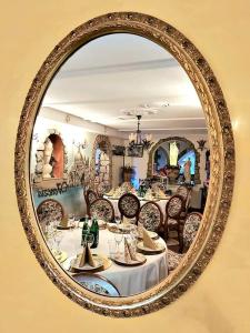 MurówDa Enzo的一间设有一张桌子和椅子的镜子用餐室