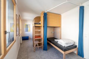 巴黎UCPA SPORT STATION HOSTEL PARIS的一间带双层床和梯子的小卧室